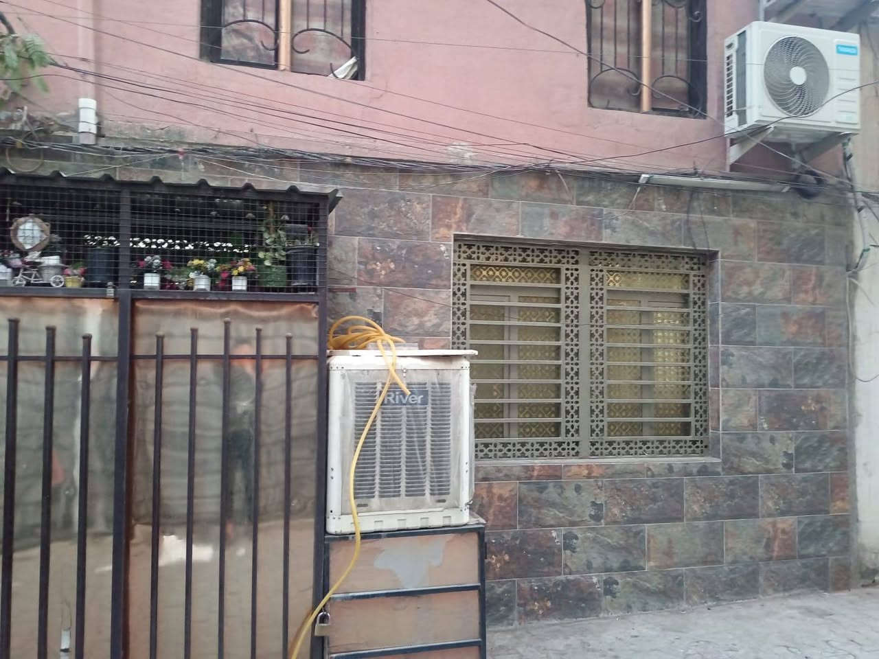 دار للبيع طابو صرف سند مستقل
(شارع حيفا) موقع ممتاز 
الفرع المقابل وزارة الثقافة ومقابل حيفا مول
 المساحة 53 متر واجهه 5  نزال 11  
البيت معمر ارضية وصبغ ومجاري وكهرباء 
 الارضي هول + مطبخ + حمام 
الطابق الاول غرف عدد 2
الطابق الثاني غرف عدد 1 فقط +سطح
للاستفسار الاتصال على الرقم
***********
