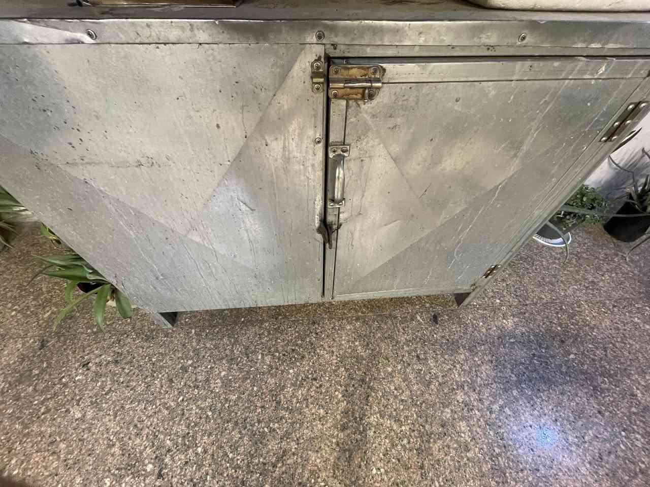 سلام عليكم عربانة  للبيع نضيفة قبل اسبوع اخذناها وصارت شغلة وراح نبيعها السعر 400 الف مكاني بغداد السيديه حي الاعلام تقاطع الدرويش الرقم. ***********
