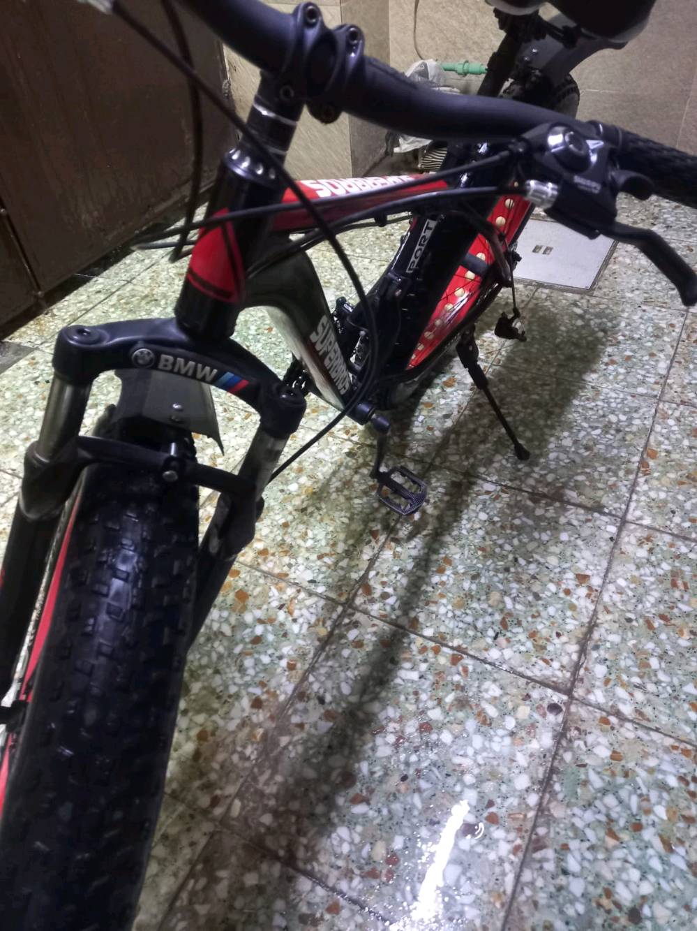 دراجة هوائية رائعة من نوع SUPERBROS، مثالية للاستعمال على الطرقات الغير ممهدة بفضل الإطارات العريضة. مناسبة للمتعة والرياضة بتصميم أنيق يجمع بين الأحمر والأسود. استخدمت بشكل قليل وفي حالة جيدة جدًا.

تقبل التفاوض بالسعر.