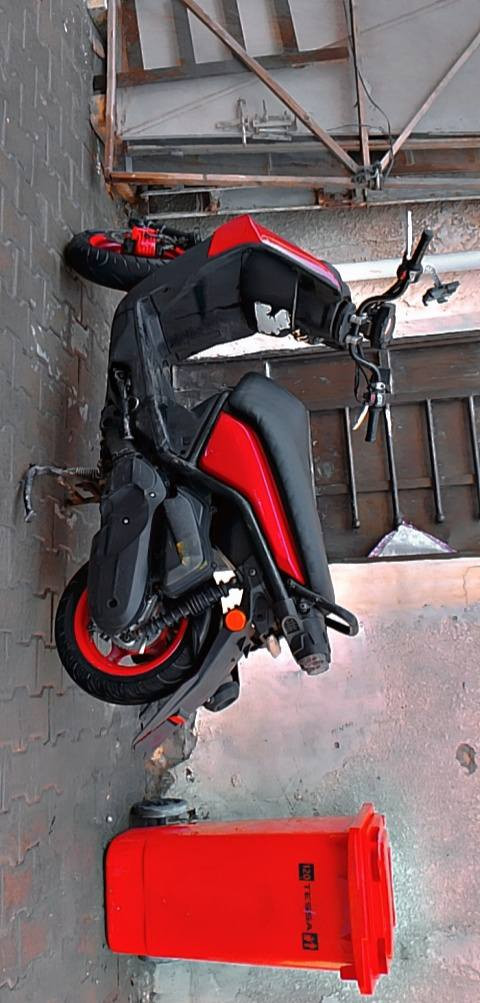 سكنز جبلي مديل 2013 الدراجه عوزها فقط كلج خلفي تعبان كلها شغاله خير من الله مكاني الحريه السعر ٧٥٠ وبيها مجال قليل 
***********
