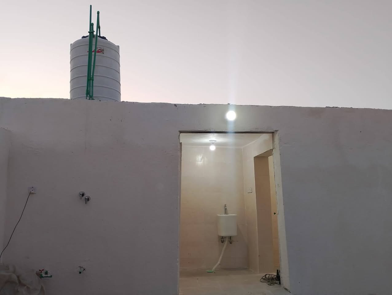 السلام عليكم اخوان بيت للبيع زراعي المساحه 600 البناء بلوك عكاده خدمات كاملة صوب الشاميه قرب الاسكان الصناعي نزلت ابو كامل مقابيل نزله الأولى حي الجوادين الاستفسار على الرقم او واتساب ***********
