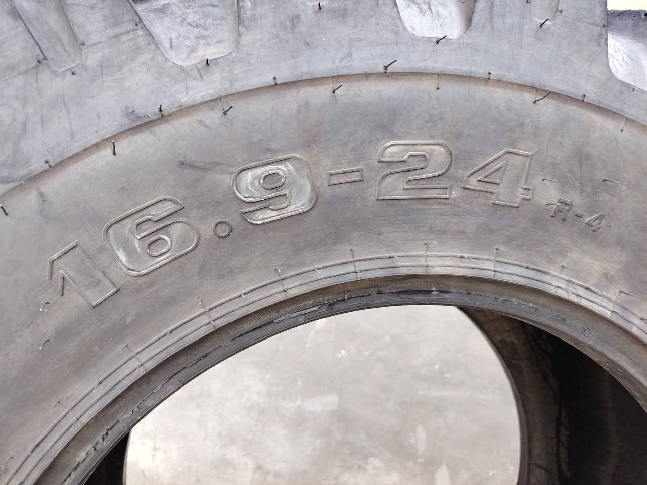 تايرات
بسعر مناسب
16.9.24
ينشد شفل 50 
كاوسكي 
كوماتسو 100 .. فوركاوا 
اخو الجديد استعمال قليل 
***********
