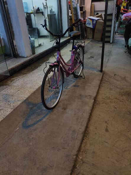 سلام عليكم بايسكل بناتي حجم 26 جديد موديل 2020 ما بي ولا شخط لون وردي لمعه قويه معروض للبيع غراضه كامله وكلوب امامي للبايسكل شغال ما بي شي وما بدل بي شي انطي هداية ويا كاسحه لون رصاصي وستاند نص وثنين مساطر اصليات يجن وستاند مبايل بسعر 165الف بدون الهدايا سعره 153  الف قفل ما بي مجال
للمراسل ماسنجر 
او واتساب الرقم ***********
بيع مستعجل المجر الكعبي
