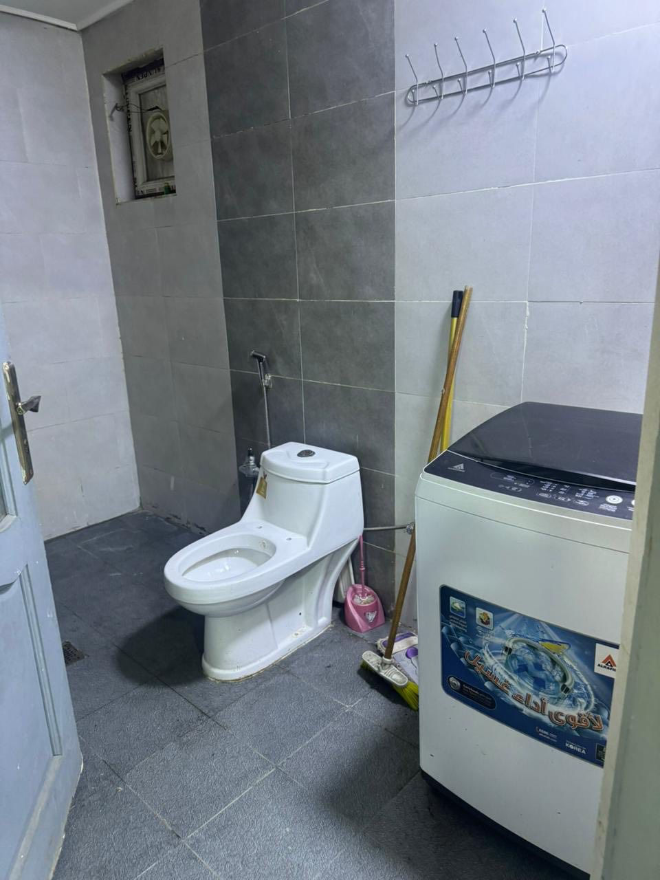 شقة مؤثثة طابق ارضي تحتوي على غرفتين وصالة ومطبخ وخدمات جاهزه من كلشي الدوره شارع ابو طياره مجاور رضا علوان لتواصل *********** سعر الأجار 900
