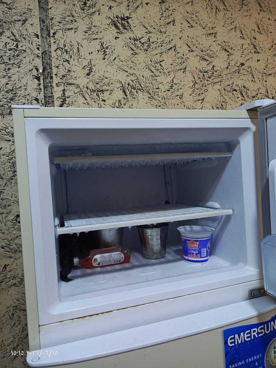ثلاجه جديده للبيع 350   اتصال ***********

