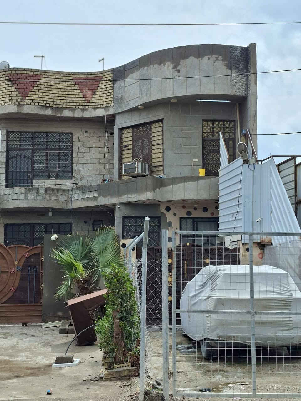 السلام عليكم أخوان دار للبيع المساحه ٢٠٠ م طابو صرف بأسمي يحتوي على أربع غرف نوم فوك وجوه أستقبال ٢ فوك وجوه مطبخ فوك وجوه صاله وصحيات فوك وجوه كراج كبير ومنور يفتر داير البيت السعر ٢٤٠مليون وبيه مجال للطيبين العنوان ديالى بعقوبه حي الجناين الشارع ألي يربط تقاطع السايدين بجامع أسماء الله الحسنى الشارع العام موبايل *********** بي وات ساب وخاص
