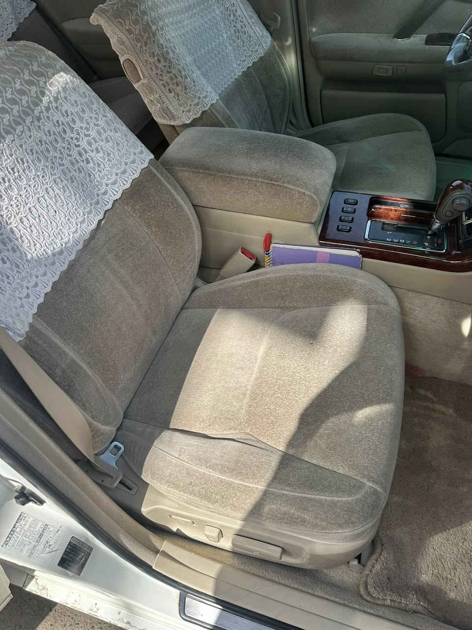 سلام عليكم🙋.                                                                 غرفه ملكه مخمل هيه والبطاين ✅
اربع كشنات كهرباء ✅
لون بيجي وجديده ✅
السعر: 250الف وبيهه مجال👍
المكان: النجف الاشرف حي الجمعيه
الموبايل:***********
