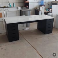 ميز اكريليك • مكتب