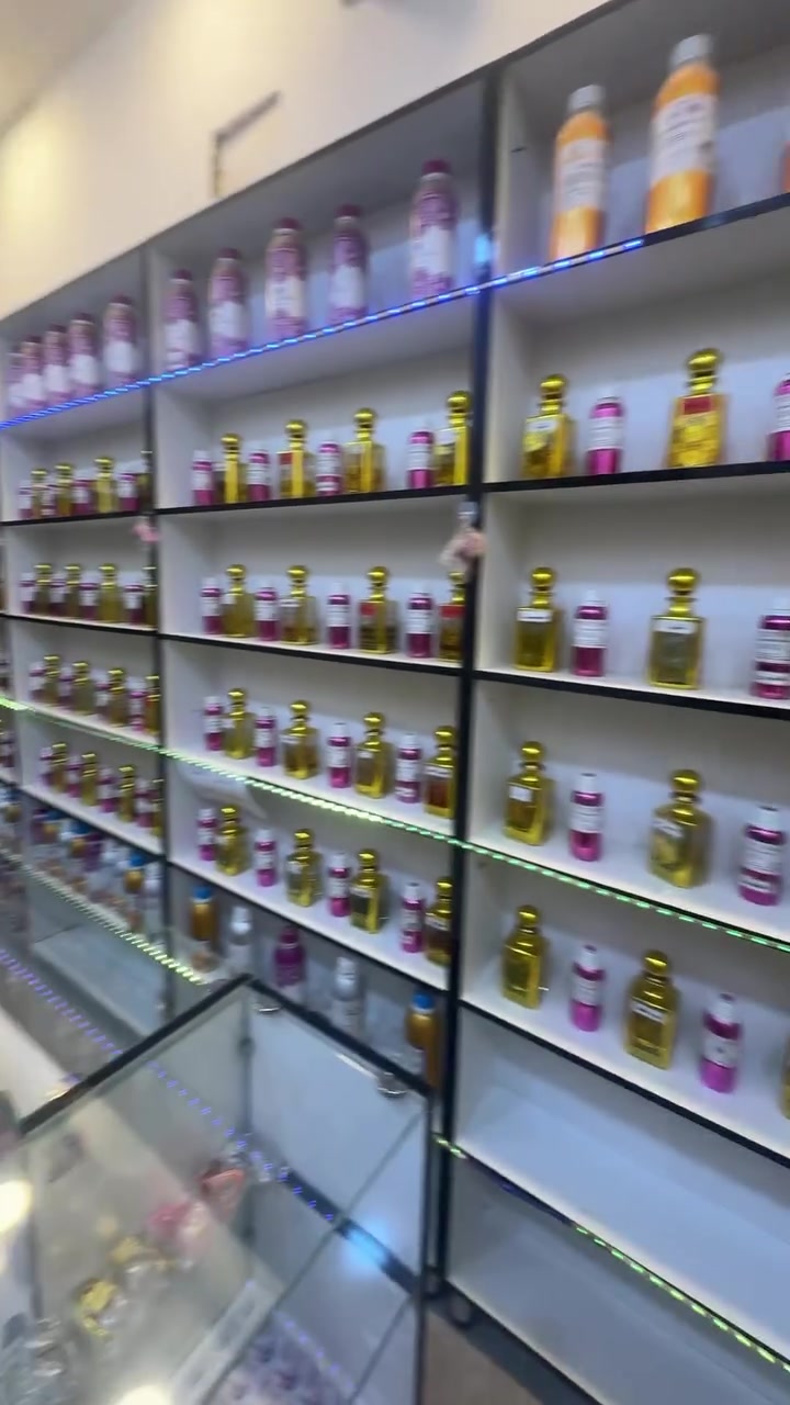 السلام عليكم
محل عطور مركزه بيع شلع 
رفوف عدد 12 
ميز جام عدد 5 
عطور اكثر من 150 عطر  
زاد شيش 
ايجار المحل 450 تريد تئجر تريد بس الغراض 
الموقع الدوره حي دجله 
الهاتف ***********
سعر مناسب جدا 
سبب البيع   عمل ثاني
