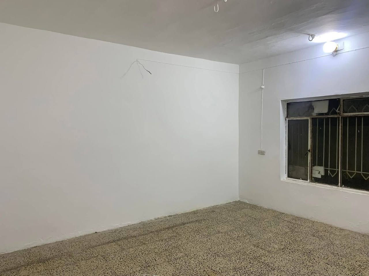 بيت للبيع 200 متر اربع غرف نوم استقبال مطبخ برميم جديد في حي صدام مقابيل جامع القدوس على الساحه السعر 145مليون مع المجال للاستفسار مكتب عين اليرموك ***********
