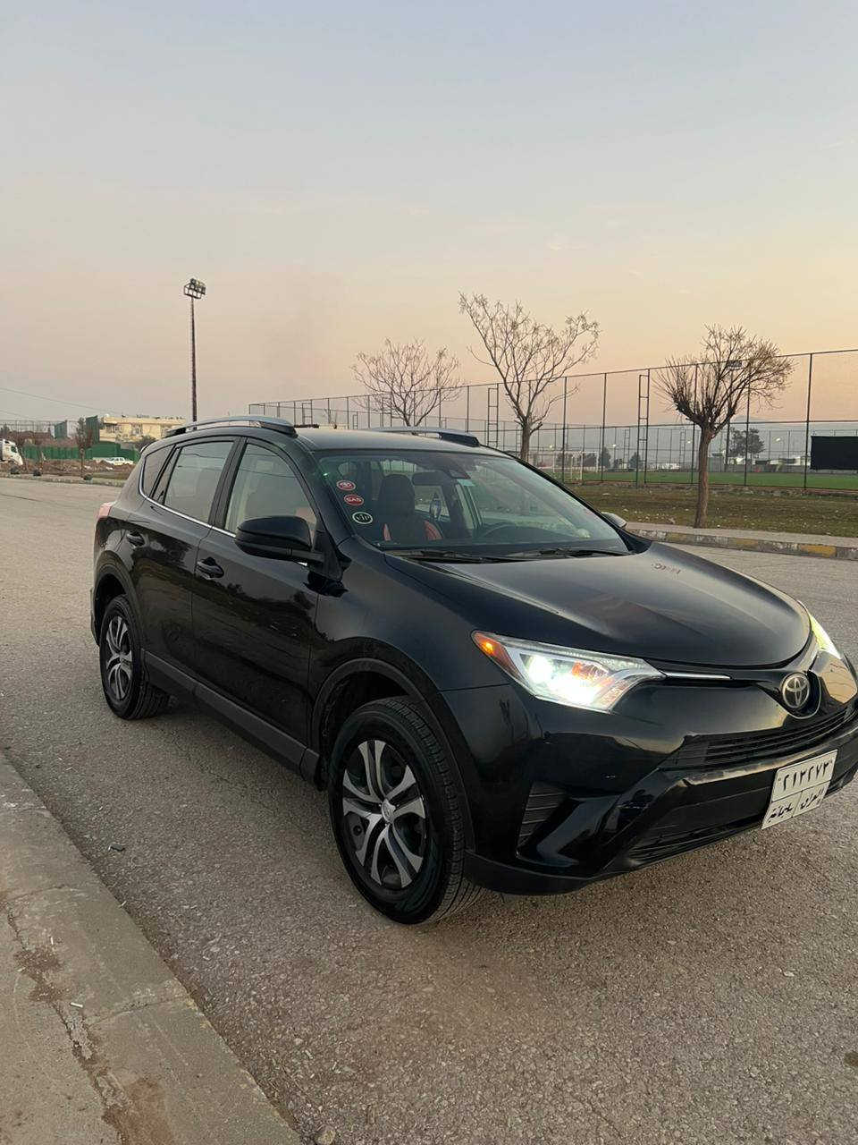 تویتا ڕاف مۆدیل2018 دوو پارچە بۆیاخ  گێڕو مەکینەی نەکراوە تەوە هەموگیانی لەسر دەقەی شەریکە ماوە نمو نە لە جوانیە کارابای کامل عیش دەکات سعر180 وەرەقە ژم*********** ؟؟؟؟*********** شێون سلێمانی
