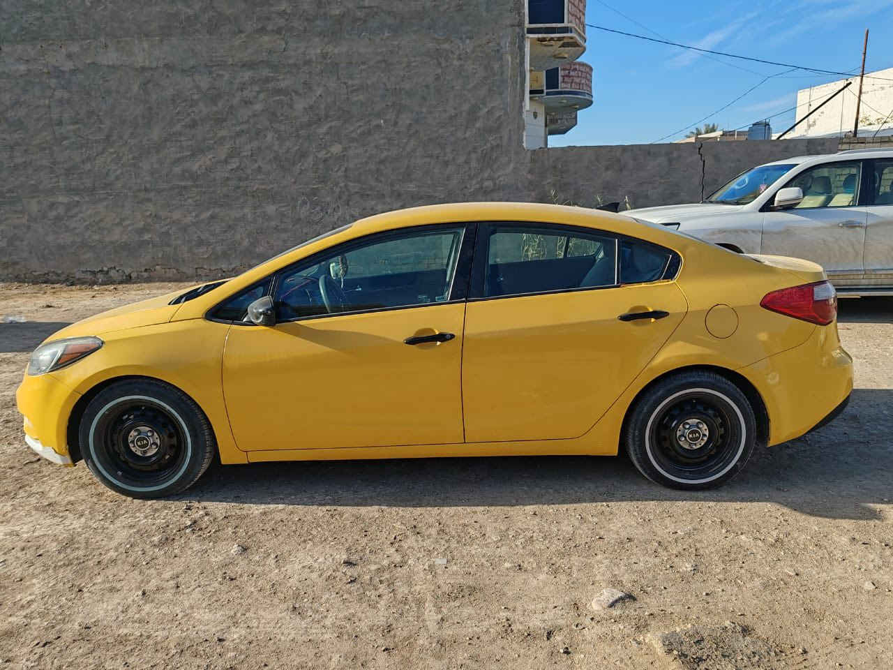 السلام عليكم
فورتي 2015 وارد امريكي حادثه جاملغ وبنيد بدون دواخل شرط الفحص 

محرك دوش 

كير مكينة 

تبريد حدادية خير من الله 

تايرات جدد 

السيارة جاهزة ع اخر حباية 

رقم جديد بأسمي 

مكاني الحلة 

السعر 110 وبيها مجال حك الجيه

***********
