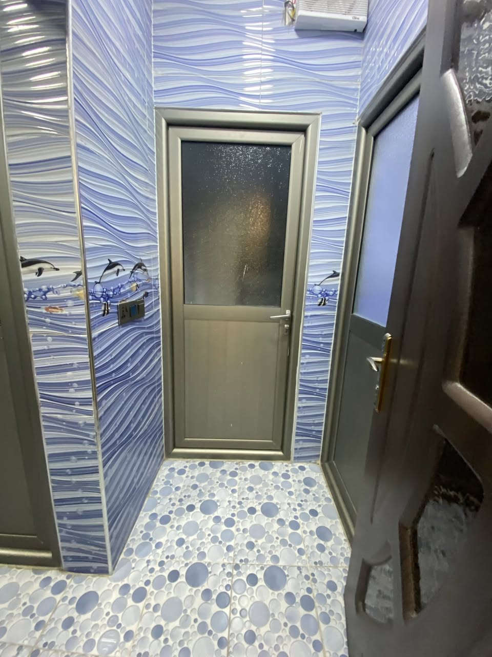 🏠دار طابو ملك صرف
 موقع مميز للبيع
____________
المساحه:-190م
الواجهة :-9.5م
____________
📍الموقع :-طريق بغداد
خلف حلويات شكرجي
———————-
بناء 2019
____________
💸السعر :علق تم يوصل السعر
____________
يحتوي الطابق الاول على:-
كراج +استقبال +صحيات 
مطبخ مطبخ حار +هول +غرفه نوم
____________
يحتوي الطابق الثاني على:-
4غرف نوم +هول +صحيات
____________
للاستفسار اكثر الاتصال
***********📱
____________
نستقبل جميع العروض 
🏠السكنيه  🏛️التجاريه
