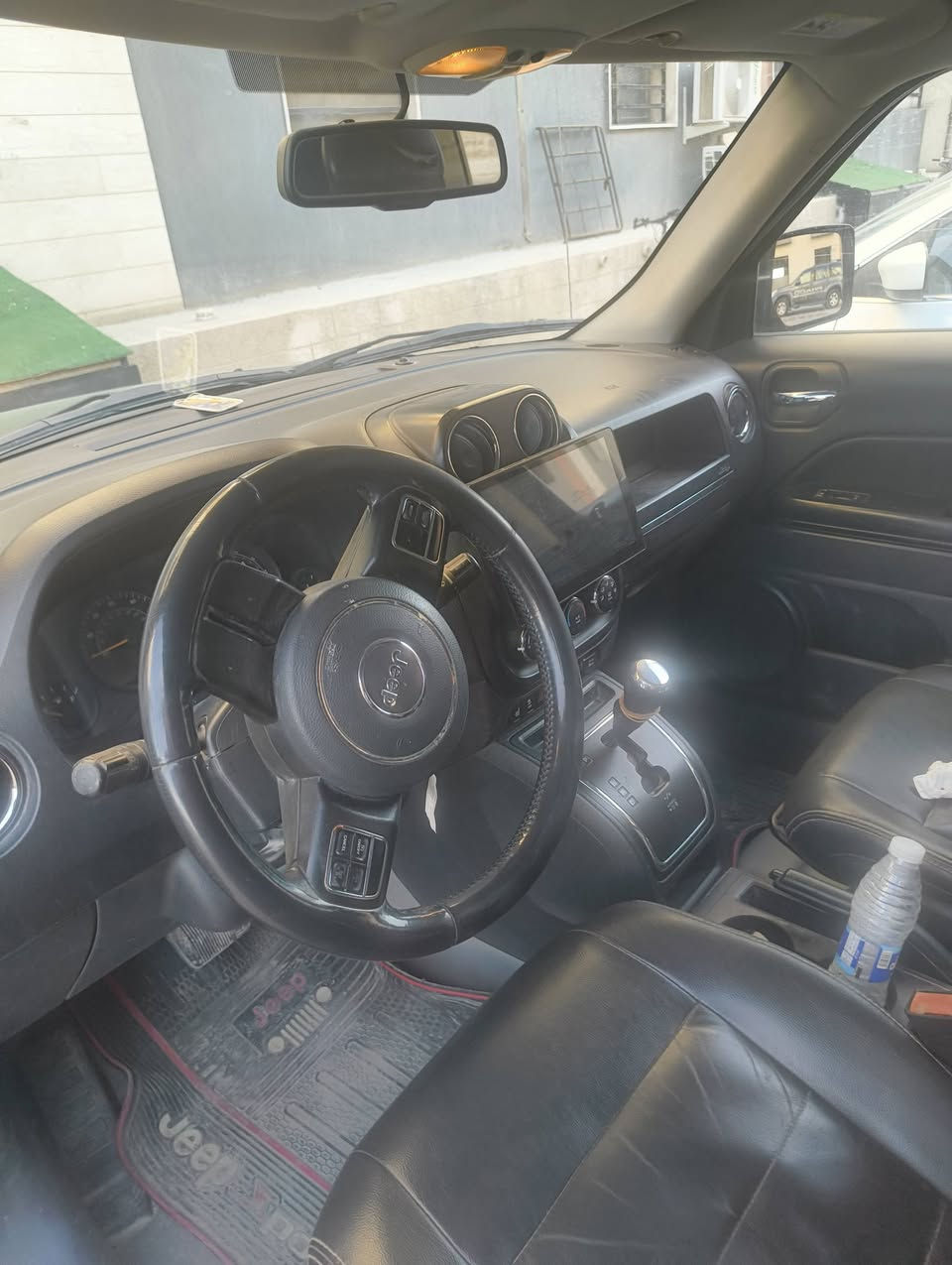 السلام عليكم
جيب باتريوت 2017 بيها صبغ 3 قطع وارد امريكي ضربتها جاملغ خلفي مواصفات كاملة مكينة جديدة وحدادية وتخم تاير وكير ع الشرط للاستفسار .. ***********
