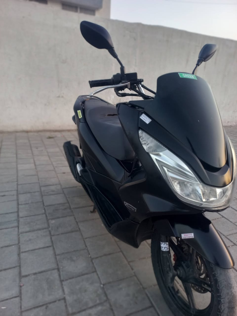 السلام عليكم دراجه بي سي اكس جيل ثاني
 مكينه ١٢٥ خير من ألله 
كهربائيات كيجات كله شغاله
 شلعه معدل فول تراي وين ميعجبك 
السعر مليون وربع مكاني بغداد حي النصر 
***********
