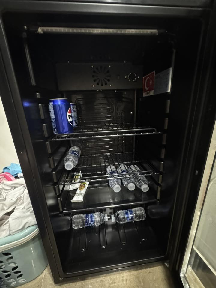 عارضة جديدة و صغيرة للبيع تنفع في غرف النوم و كل الغرف  للاستفسار ***********
