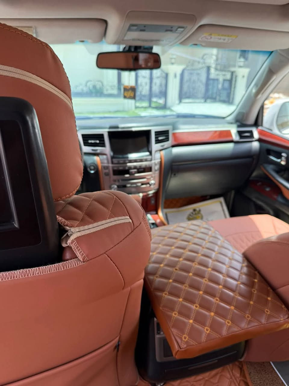 لكزس LX5700 بريم (2013) ماشيه 131 الف فقط
🌅 فتحة سلايت
🛻 محرك V8 سعة 5700cc
🔑 بصمة تشغيل مع أبواب كلها بصمة
🔊 نظام صوتي فاخر
🔥❄️ كشنات حار/بارد مع خزن
🛠️ جكات
🛋️ داخلية قرميدي مميزة
( باقي الموصفات معروفة )
🔩 كير ومكينة وحدادية مكفولة

🎨 صبغ بسيط جدًا بمكانين BDR (جوه الرقم)
✅ السيارة بدون أي نقص
📄 فحص وهَزّة ورقم جديد – تحويل بشرط
السعر:368 و بيه مجال بسيط 
مكان تواجد السيارة: بغداد
رقم صاحب السيارة: ***********
