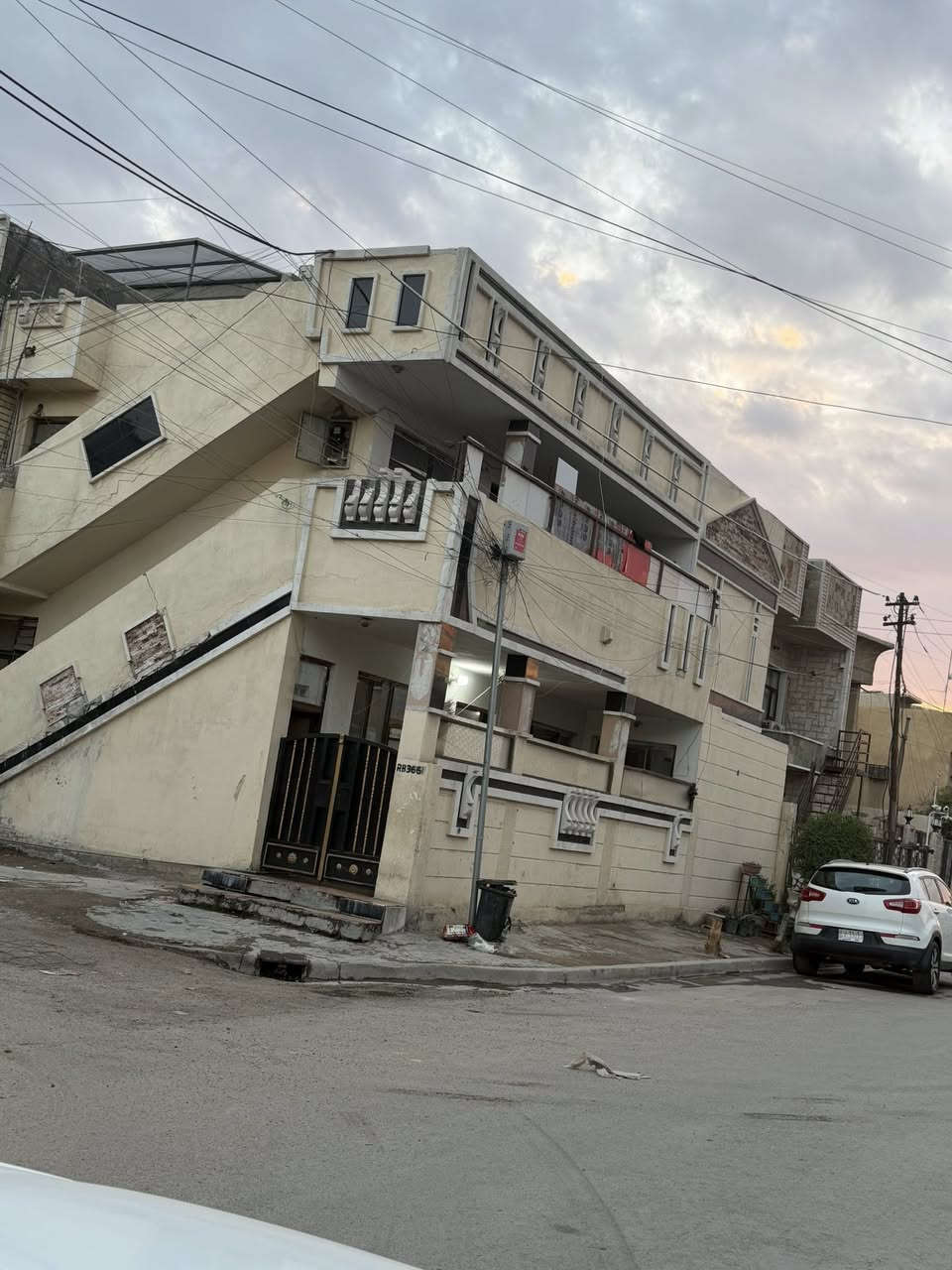 السلام عليكم يوجد دار ركن للبيت في العامريه منطقه دور اللواعيب فرع فلافل طربوش يحتوي على وحدتين سكنيه معزولتين درج خارجي وكل وحده سكنيه تحتوي على غرفتين كبيره وصاله ومطبخ وصحيات للاستفسار‭
***********
