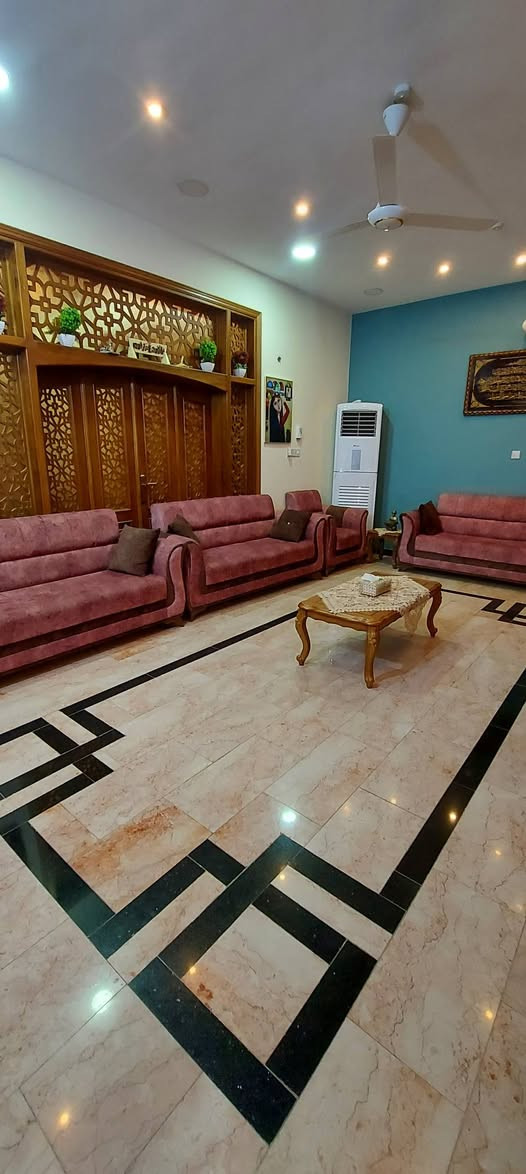 بيت للبيع مساحه ٢٥٠ بناء حديث منطقة الرواد الحاكيه الشارع النافذ قرب محطة مجاري الرواد التفاصيل على الرقم ***********
