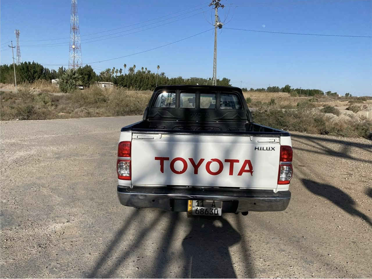 السلام عليكم بيكم هايلوكس 2013 رقم بغداد    بيها جاملغ شوية جوة الباب السعر ١٦١ الرقم للاستفسار ***********
