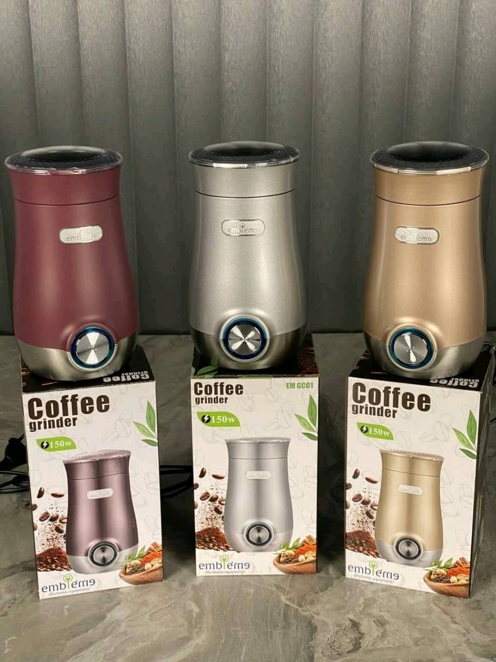 طاحونة مميزة من Emblem بتصميم عصري وألوان فخمة تناسب كل مطبخ.
المواصفات:
⚡ قدرة 150 واط حقيقي
🔪 سكاكين ستيل حادّة لطحن ناعم ومتجانس
☕ تطحن: قهوة، هيل، بهارات، مكسرات
🔘 زر تشغيل أمامي سهل الاستخدام
🧼 سهلة التنظيف
🎨 متوفرة بعدة ألوان أنيقة (خمري – فضي – ذهبي)
المميزات:
طحن سريع خلال ثواني
حجم عملي للاستخدام اليومي
تصميم ثابت وآمن أثناء التشغيل
مثالية للبيت، المكتب، أو كهدية

للحجز والأستفسار مراسلة خاص الصفحة 📨📩 
او التواصل على الرقم ***********
التوصيل لجميع المحافظات 🇮🇶