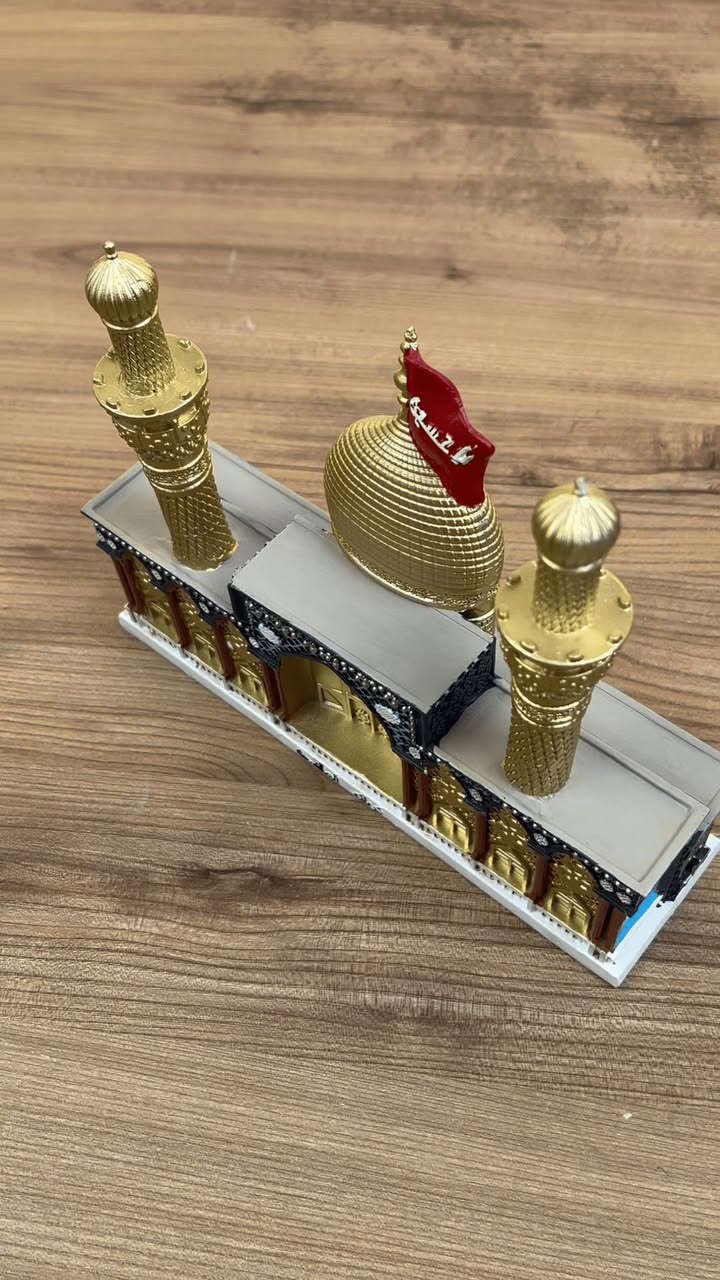 مجسم ضريح الإمام الحسين (ع) – كربلاء المقدسة بتفاصيل فاخرة
الاستخدامات

قطعة ديكور إسلامية مميزة للمنازل، المجالس، والمكاتب.

مناسب لوضعه في الزوايا الدينية أو أماكن العبادة.

هدية قيّمة في المناسبات الدينية، عاشوراء، الأربعين، والنذور.

رمز روحي يعبّر عن محبة الإمام الحسين (ع) وأهل البيت.

المميزات

تصميم دقيق يجسّد ضريح الإمام الحسين (ع) في كربلاء المقدسة مع القبة الذهبية والمنارتين.

تفاصيل فنية عالية تشمل النقوش، الأقواس، والأبواب بتشطيب أنيق.

ألوان فاخرة تجمع بين الذهبي، الأزرق، والأسود تعكس الطابع المعماري الحقيقي.

مزوّد براية حمراء أعلى القبة تضيف لمسة رمزية مؤثرة.

مصنوع من مواد متينة تحافظ على الشكل واللون لفترة طويلة.

قاعدة ثابتة تضمن توازن المجسم عند العرض.

حجم عملي مناسب للعرض دون أن يشغل مساحة كبيرة.

المواصفات الفنية (ضمن المميزات):

أبعاد المنتج:

- الطول: 24 سم
- العرض: 6.5 سم
- الارتفاع: 20 سم

أبعاد الكارتون:

- الطول: 27.5 سم
- العرض: 10 سم
- الارتفاع: 24 سم

محتويات الصندوق

مجسم ضريح الإمام الحسين (ع) – قطعة واحدة.

تغليف كرتوني لحماية المنتج أثناء النقل.

الملاحظات

المنتج للزينة والديكور وليس لعبة.

قد تختلف درجات الألوان بشكل بسيط بسبب الإضاءة أو التصوير.

يُفضّل تنظيفه بقطعة قماش جافة للحفاظ على التفاصيل.


**إذا كنت صاحب هذا الإعلان وتريد حذفه لأي سبب، رجاءا أرسل رسالة إلى الدعم الفني**