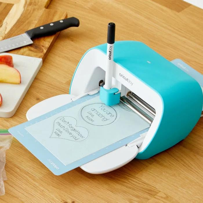 سلاوتان لی بیت ئەم جیهازی ( cricut joy ) بۆ برینی هەموو جۆرە نوسینێک و وێنەیەک دەبیت بۆسەر کوپ بیت یان جلو بەرگ یان هەر شتێ کە بتانەوی رەسم یان نوسینی لەسەر دانین  هەموو ڕەنگی کاغەزەکانیشی لەگەڵدایە بۆ زانینی نرخ نامە بنیرن بە سعرێکی زۆر هەرزان لە سعری خۆی دەیفرۆشین 🤎 سعری ١٨٠ هەزار


**إذا كنت صاحب هذا الإعلان وتريد حذفه لأي سبب، رجاءا أرسل رسالة إلى الدعم الفني**