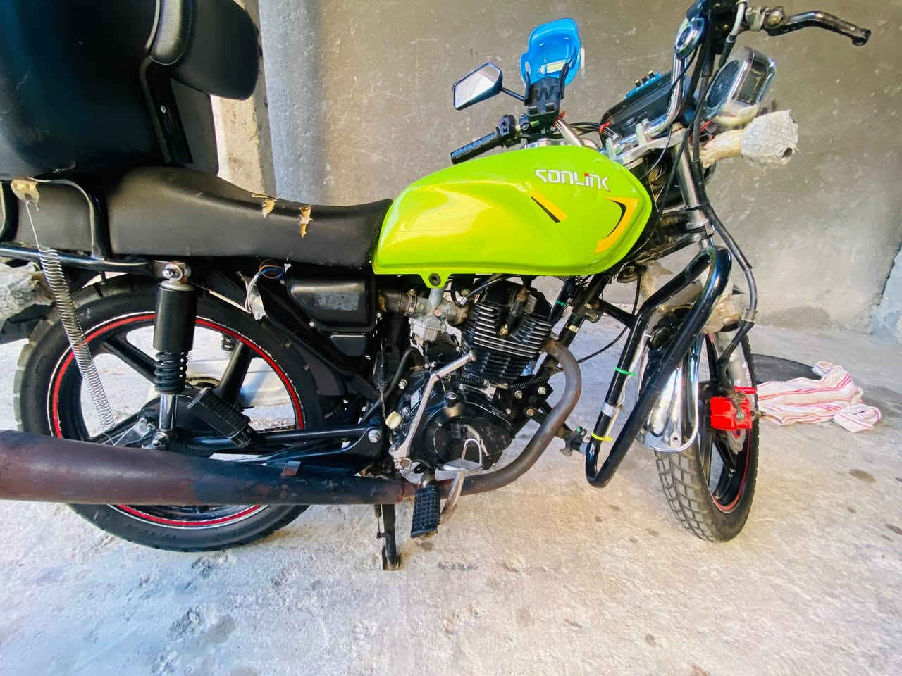 السلام عليكم. دراجه سونكك. MAX1 2024 محرك ما مفتوح.  بيهه خلل. الثالث ماكو يعني اول ثاني رابع خامس شغالات بس الثالث بوش. تصليحه يكلف ٦٠ الف.  اما الباقي اضمنهه الك الدراجه خير من الله.  بدون اوراق سعر 550 وبيهاا مجال. للعلم بدون الصندوك تنباع.  ***********
