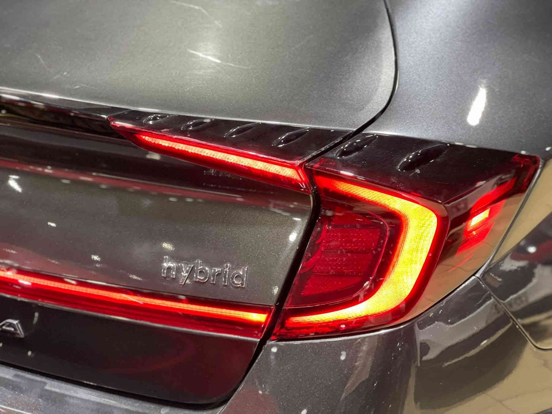 هونداي سوناتا هايبرد لمتدد (كهرباء - بانزين) فول مواصفات
#الموديل : 2023

#الضرر : جاملغ امامي خلفي + بنيد

#المواصفات :

▪️السيارة: هونداي سوناتا Hybrid LIMITED لون رصاصي

▪️المحرك: 2.0L مع محرك كهربائي (اربعة سلندر)

▪️العداد: 47 الف ميل حقيقي

▪️حجم الويل: ويل كب حجم 18 مع طقم تايرات بحالة ممتازة

▪️لايتات اربع عدسات زينون اصل مع حاجب LED مع اشارة LED

▪️بصمات عدد 2 للأبواب مع بصمة تشغيل

▪️عداد ليزري على الزجاجة الامامية

▪️قمارة بانوراما

▪️نظام 5 كامرات

▪️رادار امامي مانع تصادم

▪️حساس امامي اصل

▪️حساس خلفي اصل

▪️رادار جانبي (نقاط عمياء) بالمرايا الجانبية

▪️شاحن لاسلكي

▪️گير شفتر بالستيرن للتحكم بالگير العادي

▪️اشاير بالمرايا الجانبية

▪️كامرة خلفية دوارة اصل مع الستيرن

▪️شاشة الدشبول حجم كبير للتحكم بأيعازات السيارة

▪️كشنات السيارة جلد اسود اصل

▪️گشن ذاكرة (خزن ميموري) لكرسي السائق

▪️تحكم فول كهرباء لكرسي السائق والراكب

▪️تدفئة وتبريد للكشنات الأمامية

▪️تبريد قطعتين امامي وخلفي

▪️گير لمس

▪️تشغيل عن بعد

▪️سستم صوت BOSE

▪️سايد بريك دگمة

▪️تحكم ستيرن جهتين بلوتوث وحاكية وكروس سرعة وتحكم صوت 

▪️نظام ABS مانع انزلاق

السعر المطلوب : 172 ورقة مع المجال

 

الاتصال على : ***********
