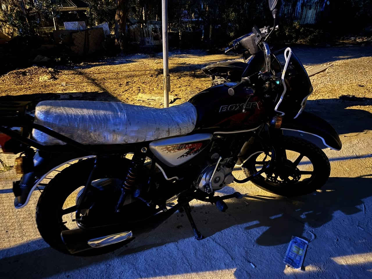 السلام عليكم شباب بوكسر موديل 2023 رقم و سنوية الدراجة جانت بالحجز ب 8 اشهر تقريبا ماشية 17 الف و انحجزت طلعتها قبل كم يوم الدراجة بدلت الها تخم تاير و زنجيل و دشالي جدد و دشبول كامل هوا و مازدة و الجامة و العدادات دراجة جاهزة من كلشي كفالة عامة بسمي شرط تحويل عارضها ب 2700 و بيها مجال مكاني بغداد حي اور ولحد يكلي زيرو بيش مادري شنو كلشي اكو بالسوك و حسب نضافة  
***********
