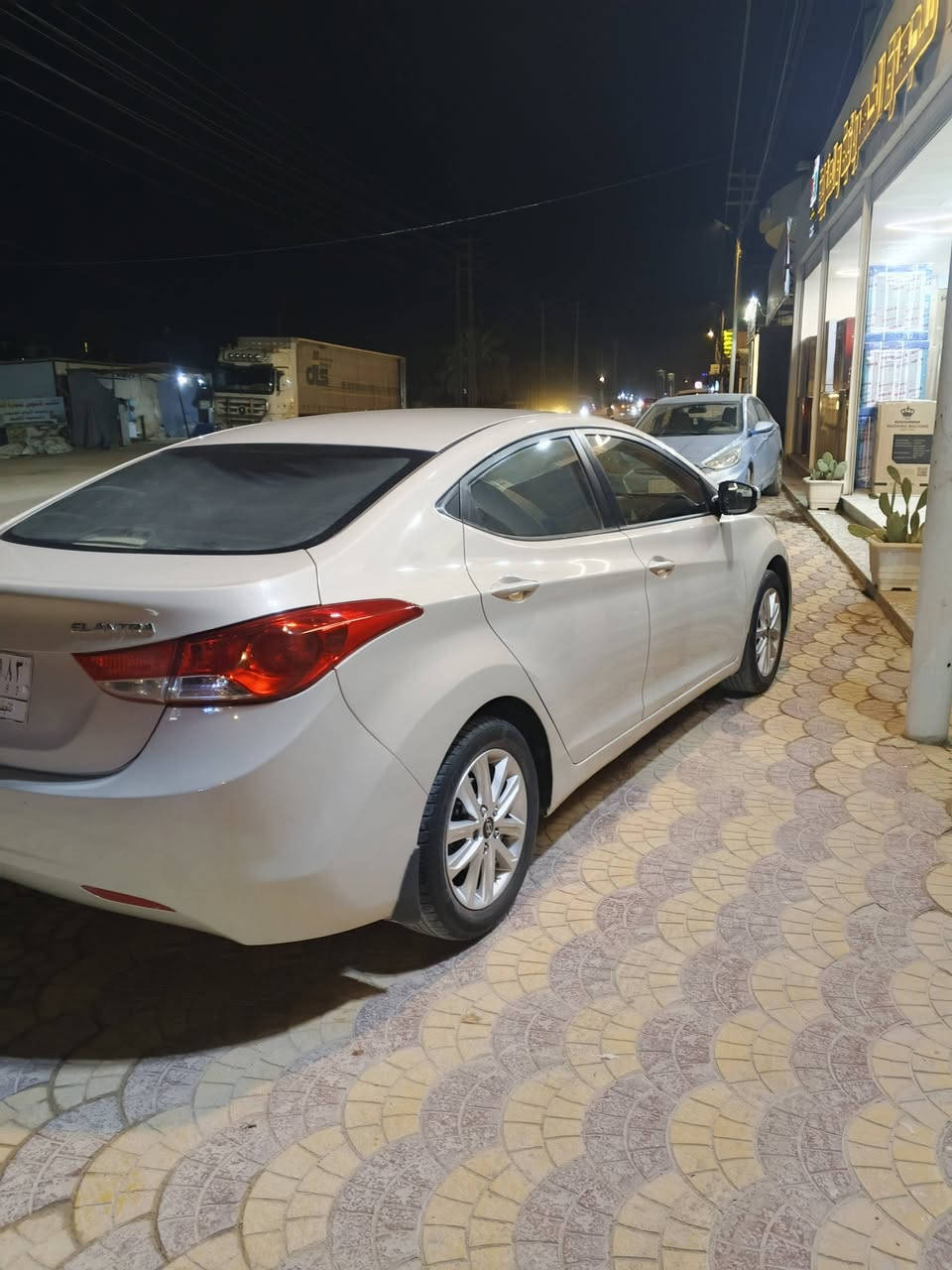 النترا ٢٠١٣ خليجي رقم نجف 
لون مميز بيجي حليبي 
محرك ١٨٠٠ بيها قطعتين صبغ بدون ضربه قويه 
محرك وكير مكفولات حداديه جديده تخم تاير جديد تبريد ثلج السعر ١٠٥$ مكانه كوفه ***********
