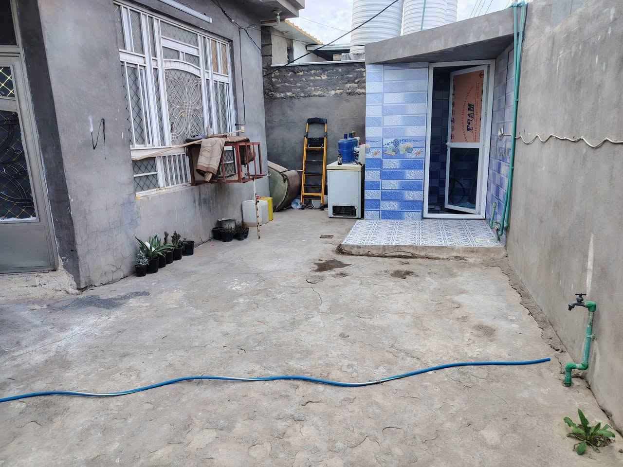 يالله سلام عليكم دار للبيع بغداد المدائن منطقه الحضاريه زراعي على قرار ٢٥ خدمات كامله تبليط كهرباء الدار طابقين يحتوي على أربع غرف نوم الطابق الأول يتكون من غرفتين نوم وصاله واستقبال ومطبخ وكراج سيارة صحيات داخلية خارجيه والطابق الثاني غرفتين نوم وصاله بيتونه باقي تفاصيل بل منشور بناء حديث منطقه الحضاريه خلف عياده محمود أبو أنس السعر ١٣٠ وبي مجال للاستفسار الاتصال على الارقام *********** أو *********** وات ساب علماً مساحه ٣٠٠ متر
