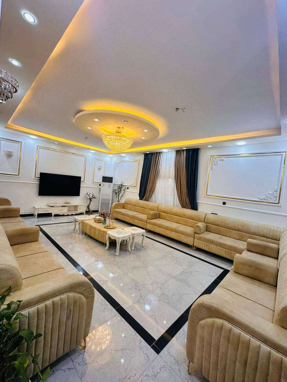 السلام عليكم بستان 2 دونم (ملك صرف) مع بيت 300 م متوفر جميع أنواع الفواكه والنخيل ابار ماء عذب عدد2 ابي غريب طريق التله تبعد عن العامريه 15 دقيقه باسمي فتح بيان ثاني يوم في طابو أبو غريب متوفر جميع الخدمات كهرباء وطني مولد ذهبي مي اساله بوري الابي بداخل البستان تبليط لحد البستان للاستفسار واتساب *********** أو *********** يباع البستان كامل مع البيت
