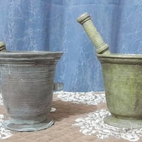 هاونات بغداديات قديمات واحد عندة اذانات  ارتفاع واحد 19والثاني تقريبا ...