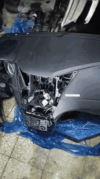 سلام عليكم غراض سوناتا دشبول مضلع
وجاملغات يمنه مضلع وقديم
ووياله امريكي قياس ١٨
مكاني حله حي الصناعي
رقمي ***********
