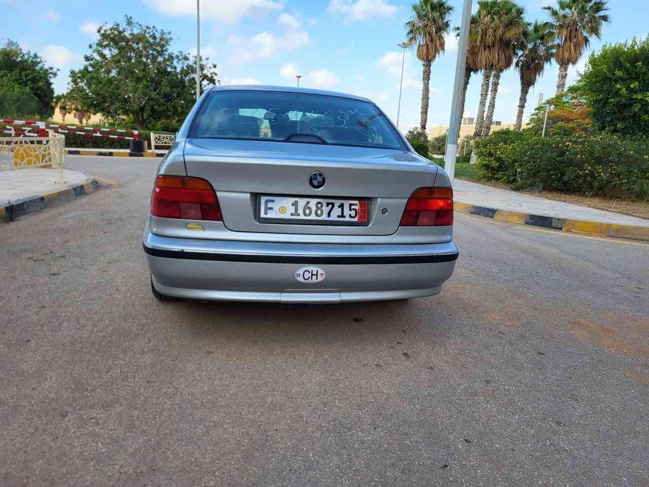 تحفة ألمانية مميزة 🇩🇪 BMW 525i
من السيارات اللي ما زالت محافظة على هيبتها وحضورها في الطريق، فئة خامسة ألمانية معروفة بالراحة والثبات والفخامة.

▸ النوع | BMW 525

▸ الموديل | 2000

▸ اللون | رصاصي

▸ المحرك | 2.5 ڤنس واحد

▸ الوقود | بنزين

▸ المسافة | 140 ألف كم أصلية

▸ الأوبشن | ،  تحكم في المقود، خزان 6 أقراص، ديسكوات، مفتاح ريموت، زجاج بطمة بالكامل

السيارة استيراد سويسرا  ومحافظة على كربونها الأصلي، والسيارة واضحة من الصور إن حالتها مميزة وتستحق المعاينة.

📍العنوان - بنغازي🇱🇾

📞 للتواصل | 0945077803


**إذا كنت صاحب هذا الإعلان وتريد حذفه لأي سبب، رجاءا أرسل رسالة إلى الدعم الفني**
