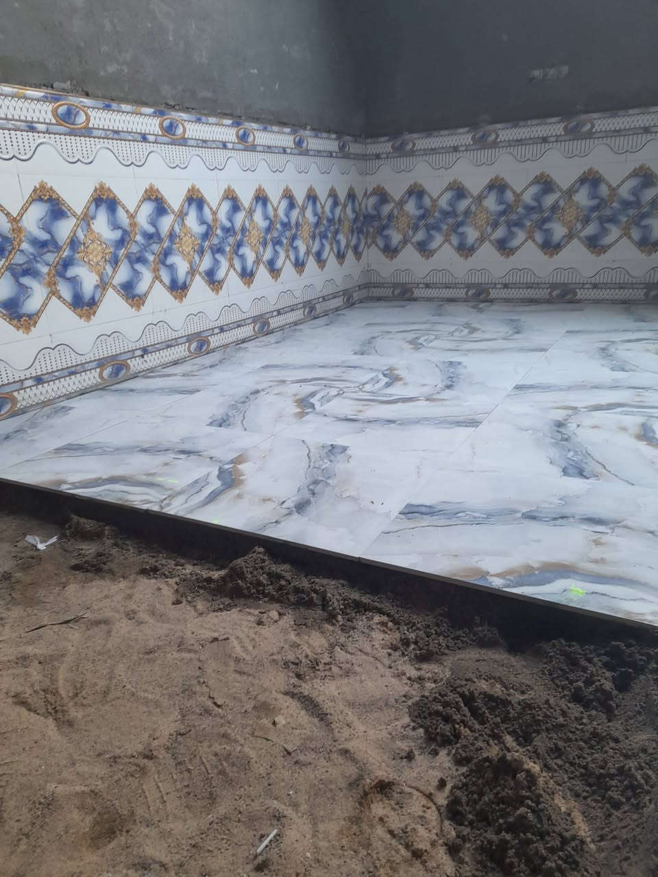 سلام عليكم خلفه سيراميك درجه اوله شغل إيراني تتريس جداري ارضي متفرغ حاليآ ***********
