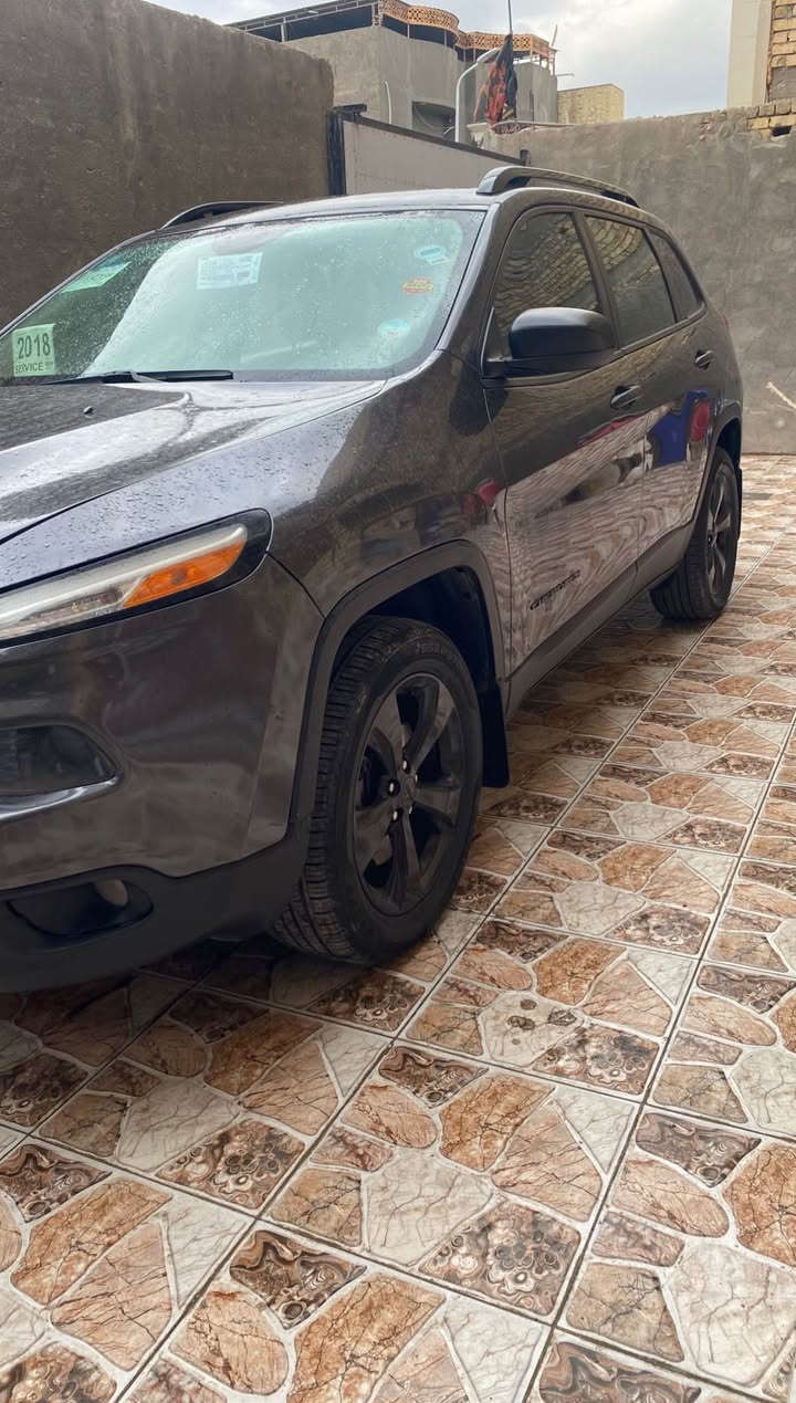 جيب شيروكي بزون موديل 2017 رقم بصره بسمي 
*********** السياره وراد كندي داخله فقط صبغ بنيد ابيعلك كفاله شرط الفحص السياره تشغيل بعد وتتفئه بلكشنات وجاهزه من كلشي المحرك 6 سلندر 3600 ماشيه فقط 70 والسعر ب 135 مع المجال العنوان بصره البصرة, العراق
