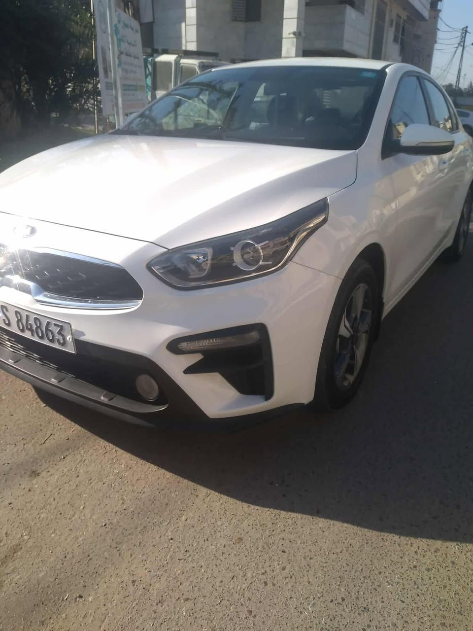 السلام عليكم.                                        للبيع سيراتو خليجي موديل 21 رقم بغداد الجديد بسمي 
ماشيه 65 الف مواصفات السياره مري شفط 5 ويل كب حساس خلفي 
السياره مغلفه كاعيه وكشنات جلد سبير منازل تخم تاير جديد 
السياره بيه بارد شبر بالباب الخلف السايق وشخط بلباب الامامي عكس السايق فقط 
العنوان بغداد الصليخ 
اتصال 📞 ***********
