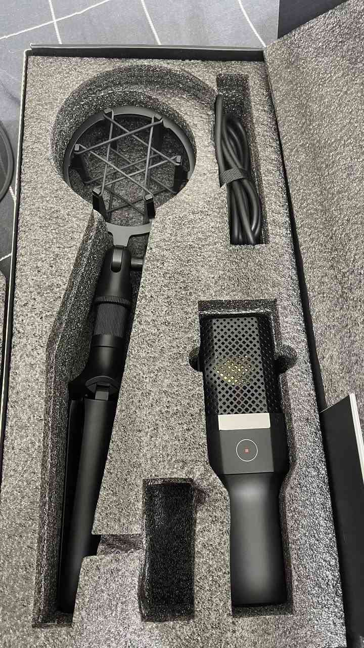 من الصور، هذا هو Yanmai MICPRO X1 USB Condenser Microphone، وهو مايك مخصص للبث والتسجيل وصناعة المحتوى.

المواصفات:

* 🎤 نوع المايك: Condenser (مكثف).
* 🔌 التوصيل: USB (يعمل مباشرة مع الكمبيوتر بدون كرت صوت).
* 🎙️ نمط الالتقاط: Cardioid (يلتقط الصوت من الأمام ويقلل الضوضاء من الخلف).
* 🔇 زر كتم (Mute) باللمس.
* 🎧 مناسب لـ:
    * البودكاست.
    * بث الألعاب (Streaming).
    * تسجيل الغناء والتعليق الصوتي.
    * اجتماعات Zoom وDiscord


**إذا كنت صاحب هذا الإعلان وتريد حذفه لأي سبب، رجاءا أرسل رسالة إلى الدعم الفني**