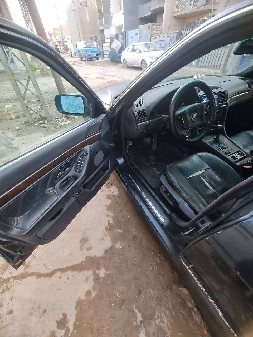 َسلام عليكم 
بي ام دبليو 740  
موديل 98
 8سنلدر 
مكينة وكيرخير من الله شعلة ومعدل 
كهربائيات شغالات
عليها صدر خلفي أمامي جديد 
نضافة الكشر 75%
اشاير . عالي ناصي كلة شغال 
تتايرات جدد
دهن اول بأول 
سيارة كلش حلوة تجي وشوف بعينك 
ولشراي يشلع عيوني السعر 53وبيها مجال 
مكاني بغداد قرب علوة الرشيد ***********
متواجد بكل وقت ملاحضة السيارة مشروع وطني
