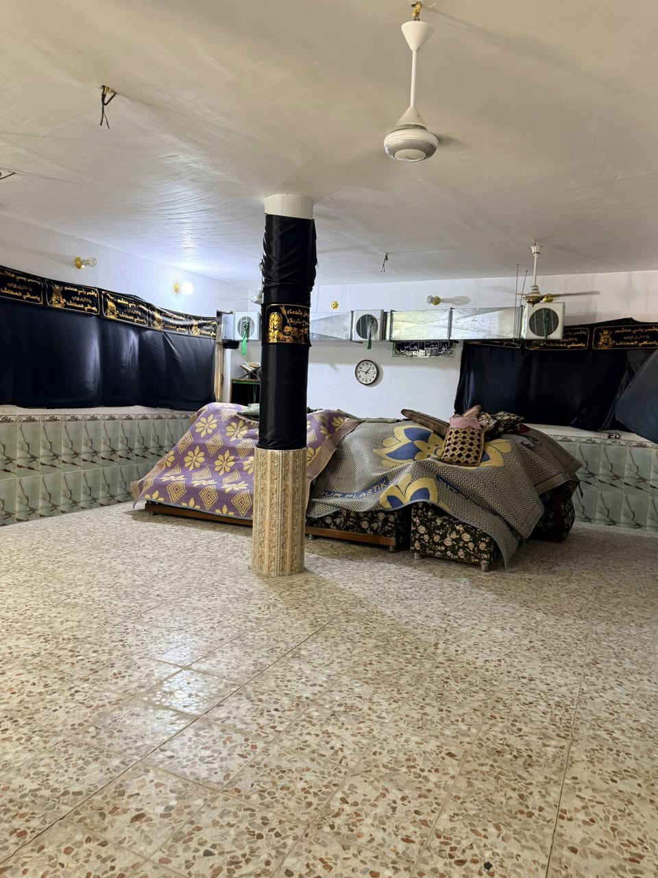 يالله سلام عليكم دار للبيع شارع كنطره السلام  منطقه بستان بليبل  مساحه 200متر طابقين مفصولين زراعي اب اسمي  ***********
