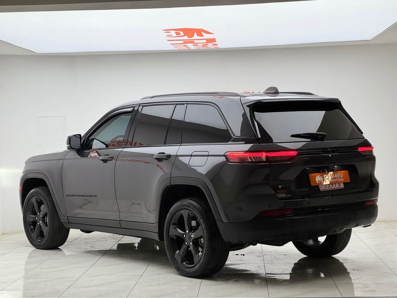 Jeep Grand Cherokee 2024
جيب گراند شيروكي ٢٠٢٤

مواصفات Laredo 4x4 السيارة تجي ٢ سويج
(مقاعد جلد+شاومو-مقاعد تدفئة-ستيرن تدفئة-رادار جانبي و امامي-لايت LED زينون-شاشة كبيرة-كاميرا خلفية)

مكينة ٦سلندر حجم ٣.٦لتر تنفس طبيعي
ماشية 26,000 ميل و بحالة ممتازة 

ضرر السيارة بيها حافة البنيد صبغ فقط بدون دواخل و ايرباك
السيارة كلش حلوة و نظيفة 

السيارة رقم كاتي دهوك تترقم شمالي
مكفولة من كير و محرك و كهربائيات

و ب سعر(308$) ورقة و بيها مجال

مكان السيارة

دهوك -معرض ارشف R-Shev
رقم51 من معارض التيرمينال 

***********
*********** دهوك, العراق
