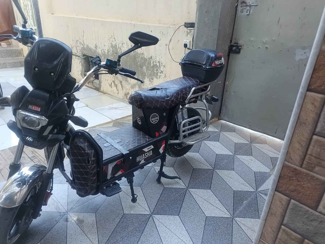 بايسكل شحن نظيف حيل بطاريات صار لها ثلاثه اشهر جدد للبيع السعر 400,000 المكان الرمادي التاميم.  ***********
