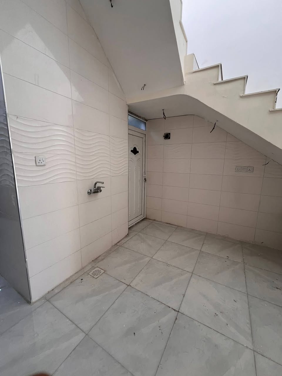 سلام عليكم بيت البيع بل جغيفي الثانية مساحه 100متر قرب سواق جنه بيت كامل مكمل بناء طابوك بعده ممسكون السعر الاستفسار عله رقم ***********
