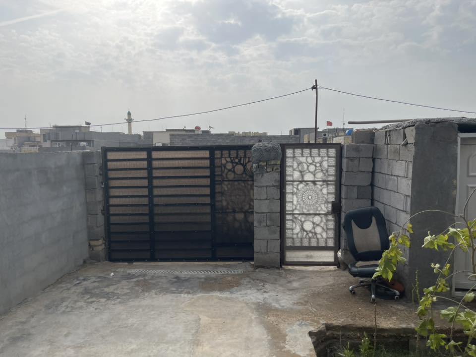 السلام عليكم بيت للبيع مساحه 150م ركن
حي العباس 

غرفه 4ونص*5

صاله 4ونص *6

مطبخ 2*4

ستقبال 3ونص*6
السعر 35 وبيه مجال 

***********
