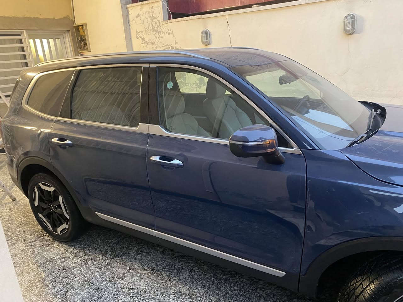 السلام عليكم عندي كيا تلورايد موديل 2024 السيارة وارد أمريكي بدون تبديل فقط بيه نصف البنيد صبغ والجاملغ بارد والباقي كفاله السيارة ليبل واحد بدون دواخل شواصي الغد كله سليم فئة S المواصفات 
محرك 6 سلندر 
بصمة أبواب 
تشغيل عن بعد 
كشنات سياحي vip
تدفئة كشنات
داخل جلد بيجي 
سبعة راكب 
تحكم استيرن 
شاشة ابل كار بلي
اضاءة زنون 
ثلاث قطع تبريد مركزي 
المقاعد الأمامية كهرباء 
رادار امامي 
تحديد مسار 
نقطة عمياء 
سايد بريك دكمة 
توقف ذاتي 
خمس أنظمة قيادة
وباقي المواصفات المعروفه 
مكاني بغداد الرصاااافه
السعررررر 270$ 
للاتصال 
***********
