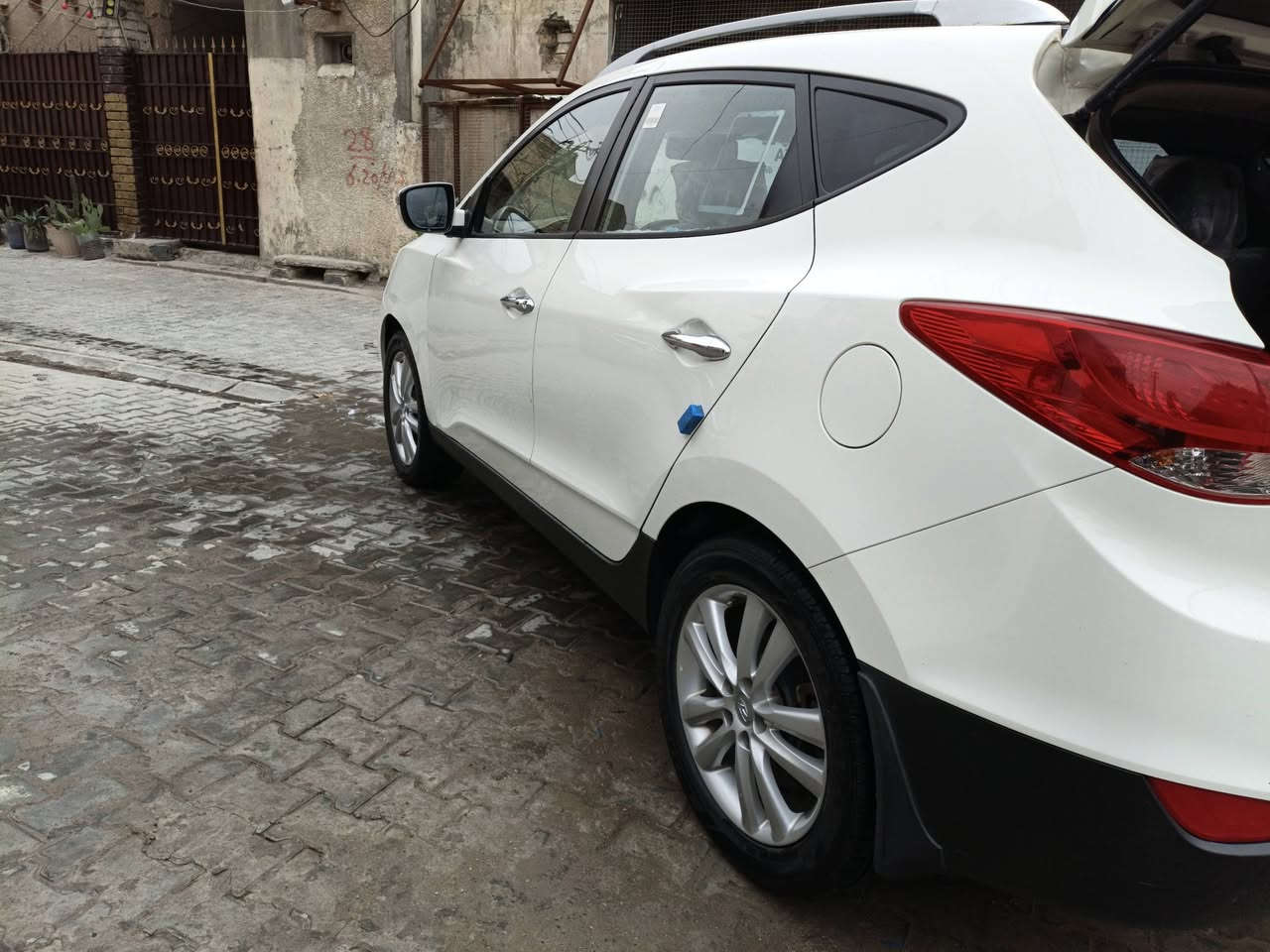 السلام عليكم توسان 2011 خليجي سياره فول مواصفات بدون ظربه والا صبخ بس مندل جاملغ اصلي بدون داخول سياره بصمه بنرامه كشناد جلد تحكم اسديرن محرك دوش مري شفط المكان محرك اكير خير من الله الاتنقيص والا نبخير المكان بغداد الجديده السعر 140 بيها مجال الرقم ***********
