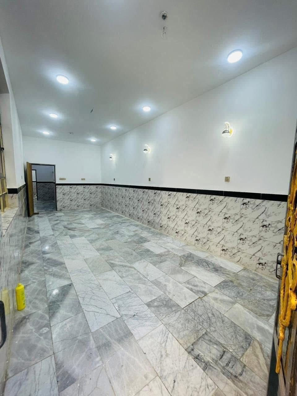 بلاشششششش 
دار للبيع المساحه 125 حي ميسان الشريط قطاع 84 مميزه طابقين اربع غرف وصالتين ومطبخ واستقبال جديد مميز شيلمان ارضيه مرمر السعر 145 مليون للاستفسار. الآتصال برقم الجوال الكوفي للوساطة العقاريه ***********
