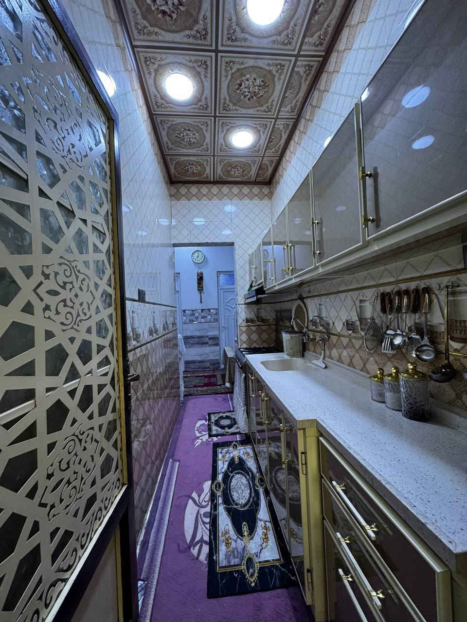 دار للبيع
الجانب الأيمن/ حي الهرمات الاولى
طابقين مساحه ١٠٠ متر 
يشمل استقبال /هول /غرفه نوم /مطبخ /صحيات 
والطابق الثاني غرفتين وحده كامله والثانيه هيكل 
للاستفسار الاتصال على 
***********
***********
